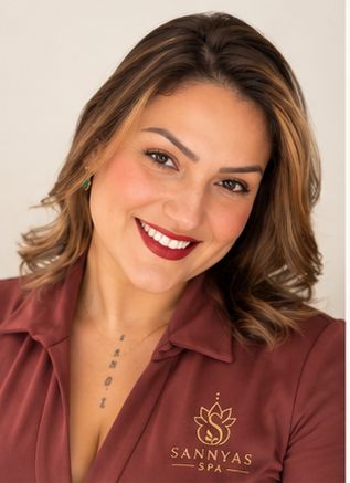 Tatianne Gavião sorrindo, massoterapeuta do Sannyas Spa